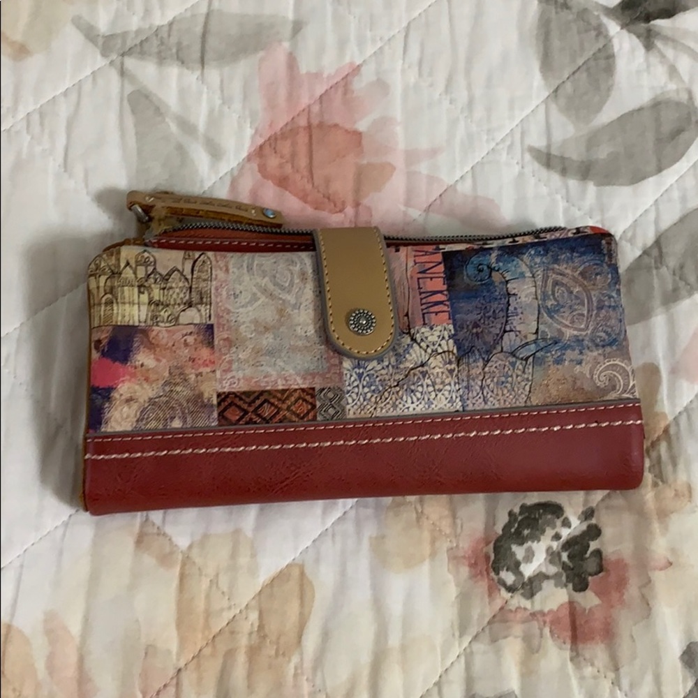 Traveling with Anekke wallet/clutch